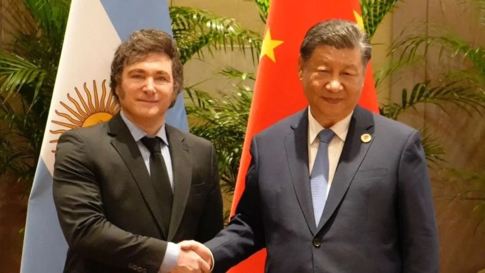 javier-milei-xi-jinping-y-la-bandera-roja-de-la-republica-popular-china-1914931